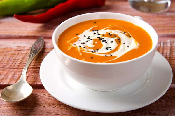 Sopa de calabaza con tomates, chile, yogur y semillas de sésamo negro —  Fotos de Stock