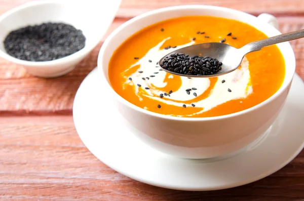 Sopa de calabaza con tomates, chile, yogur y semillas de sésamo negro — Foto de Stock