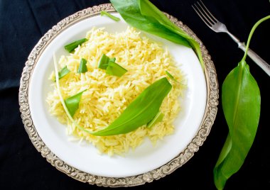 Safran basmati pirinç ve limon ile yabani pırasa