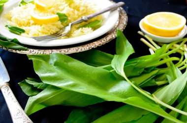Safran basmati pirinç ve limon ile yabani pırasa