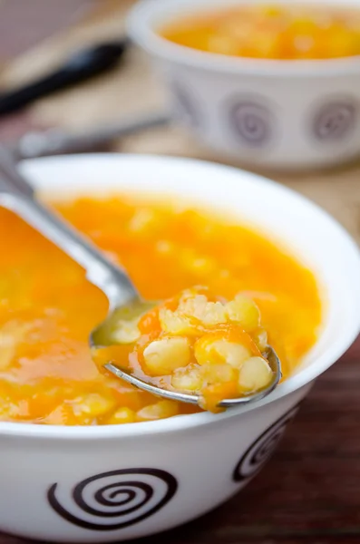 Vegetariánské a veganské žlutá hrachová polévka — Stock fotografie