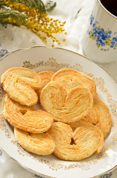 Palmeras - hojaldre dulce. Galletas en forma de corazón con azúcar —  Fotos de Stock