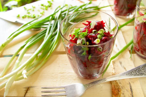 Salada de beterraba fresca com molho de cebola em copos — Fotografia de Stock