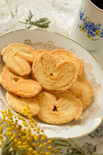 Palmeras - tatlı puf böreği. Kalp şeklinde şeker ile tanımlama — Stok fotoğraf