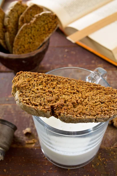 Biscoitos de chocolate e café frescos assados com semente de papoula Fotografia De Stock