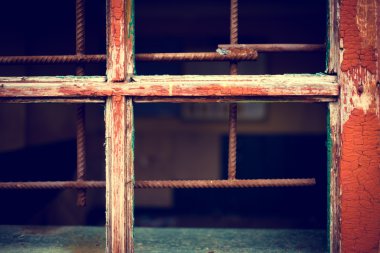 Grunge arka plan üzerinde pencere yerine paslı demir ızgara