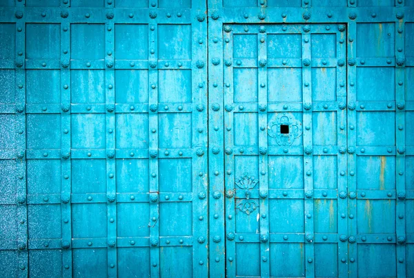 青い金属扉ゲート テクスチャ予測に基づく市松 — ストック写真