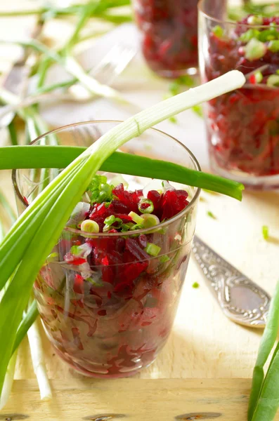 Fersk rødbetsalat med masse løk i glass – stockfoto