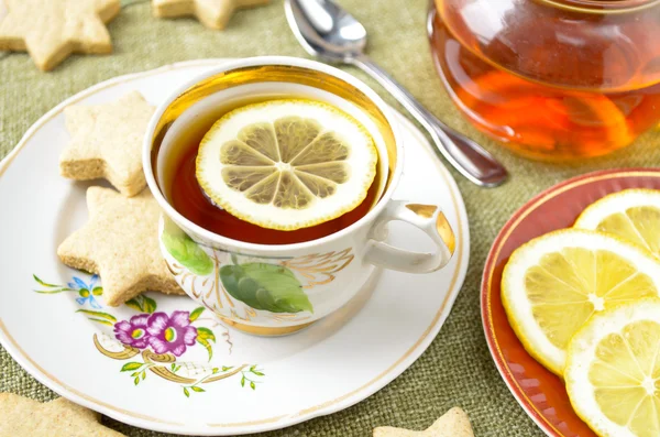 Galletas de estrella caseras con té y limón —  Fotos de Stock