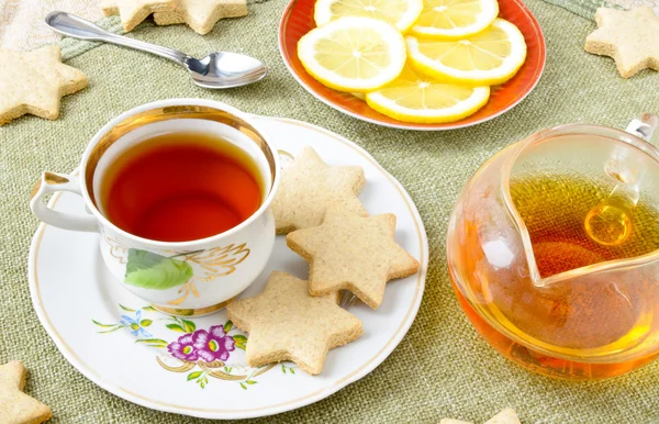 Galletas de estrella caseras con té y limón —  Fotos de Stock