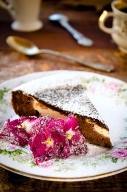 Ev yapımı çikolatalı kek krem peynir, ceviz ve çiçekler