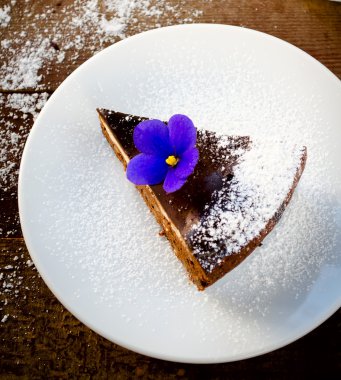 Ev yapımı çikolatalı kek krem peynir, ceviz ve çiçekler