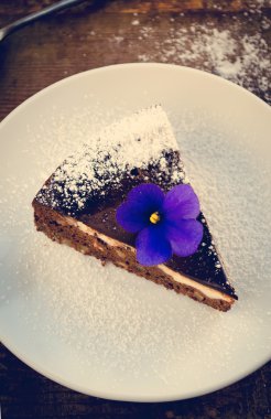 Ev yapımı çikolatalı kek krem peynir, ceviz ve çiçekler