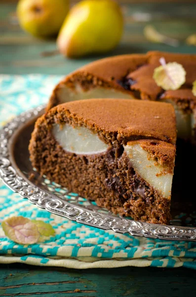 Шматок домашнього шоколадного торта з грушами та шоколадними краплями — стокове фото