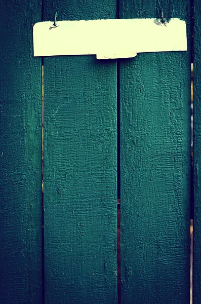 Старый винтажный деревянный забор с металлическим знаком — стоковое фото
