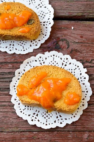 Frisch gebackene Kekse mit Rosinen und Marillenmarmelade — Stockfoto