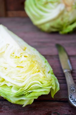 Olgun beyaz başlı lahana ahşap bir masa üzerinde