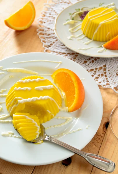 Puding puding vanília öntettel és narancs — Stock Fotó