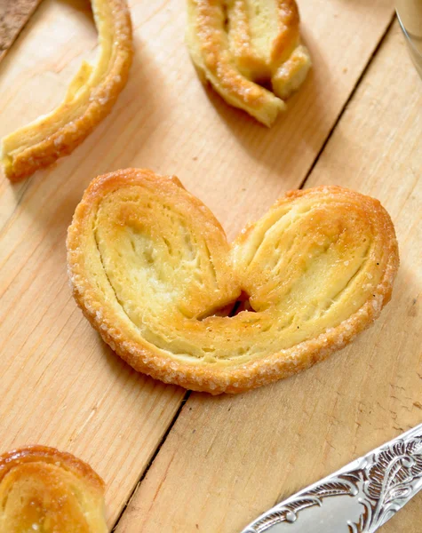 Palmeras - tatlı puf böreği. Kalp şeklinde şeker ile tanımlama — Stok fotoğraf