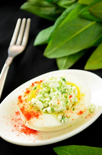 Yumurta peynir, yabani pırasa ve kırmızı biber ile — Stok fotoğraf