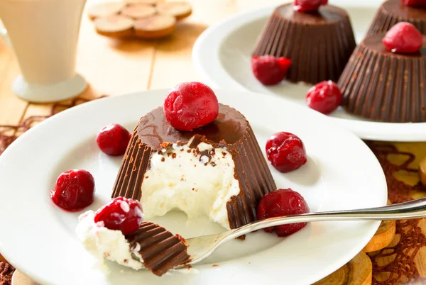 Домашнє заварне морозиво, покрите шоколадом та вишнями — стокове фото