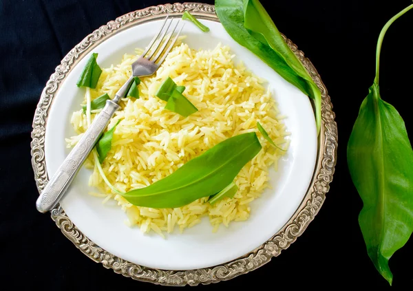 Alho-porro selvagem com arroz açafrão basmati e limão — Fotografia de Stock