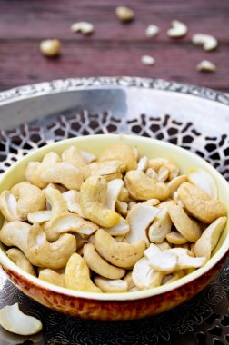 ahşap masa üzerinde yemekler çeşitli fındık