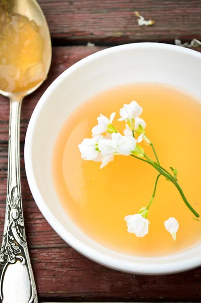 ahşap arka plan üzerinde beyaz çiçekli portakal jöle