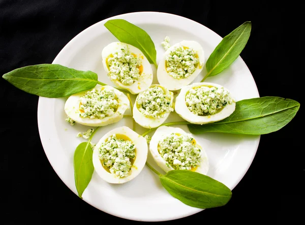 Oeufs au fromage cottage, poireau sauvage et paprika — Photo