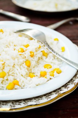 Basmati pirinç beyaz tabak witn tatlı mısır