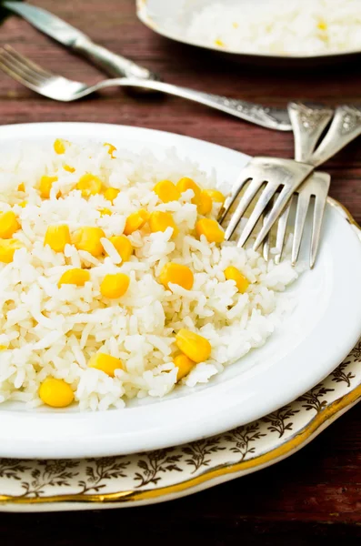 Arroz basmati em placa branca witn milho doce — Fotografia de Stock