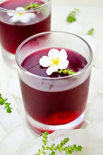 Red wine jelly with white flowers and ice — Stock Photo, Image