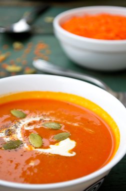 Vejetaryen kabak-mercimek çorbası pepo tohum ile krem