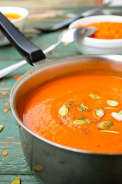 Vejetaryen kabak-mercimek çorbası pepo tohum ile krem