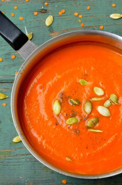 Vejetaryen kabak-mercimek çorbası pepo tohum ile krem