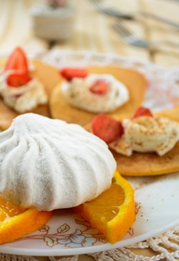 Bataklık ebegümecinin, portakal ve çilekli krep ile Kahvaltı