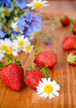 Güzel kır çiçekleri ve taze çilek