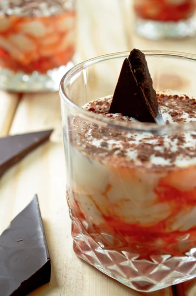 Товсті грецький йогурт з журавлинний dip і шоколад завитки — стокове фото