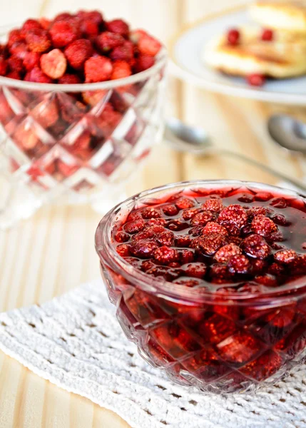 yabani çilek reçeli ve krep taze çilek ile