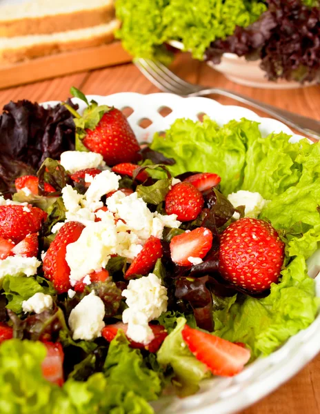 Salada verde com morangos, queijo cottage e azeite — Fotografia de Stock