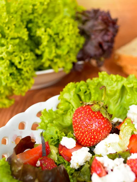 Salada verde com morangos, queijo cottage e azeite — Fotografia de Stock