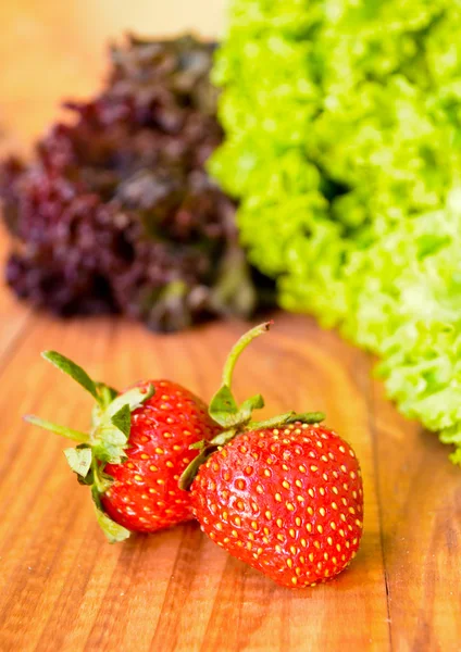 Grüner Salat mit Erdbeeren, Quark und Olivenöl — Stockfoto