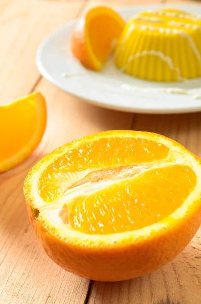 Budín de crema con salsa de vainilla y naranja — Foto de Stock