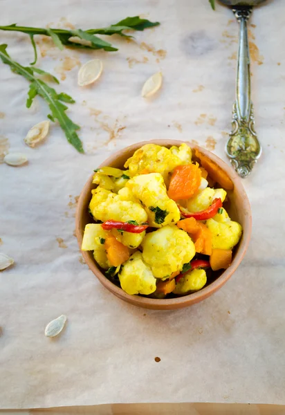 Blumenkohl-Curry mit Kürbis, Paprika und Rucola — Stockfoto