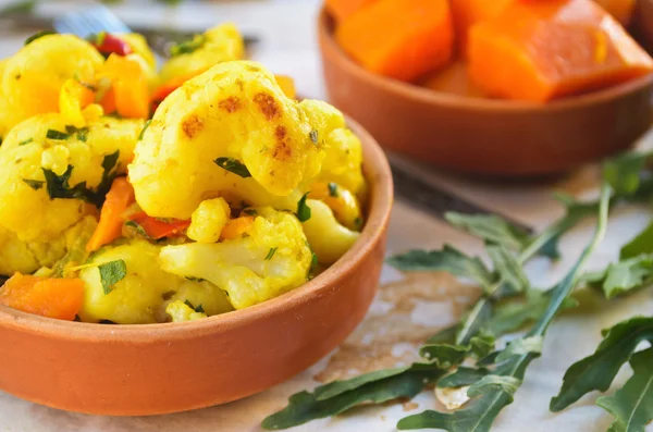 Curry couve-flor com abóbora, páprica e arugula — Fotografia de Stock