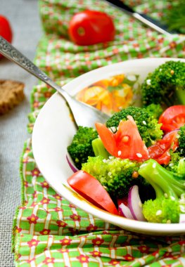 Brokoli, domates ve susam tohumu ile yeşil salata