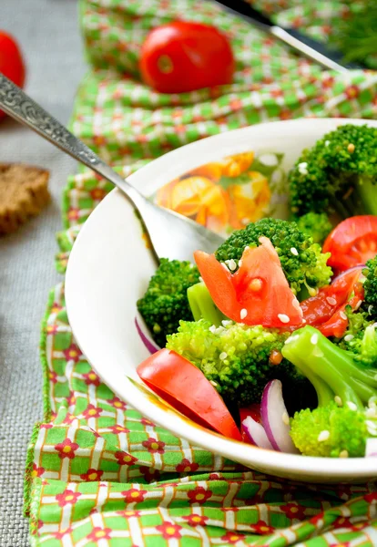 Salada verde com brócolis, tomate e sementes de gergelim — Fotografia de Stock