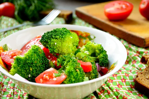 Groene salade met broccoli, tomaat en sesam zaad — Stockfoto