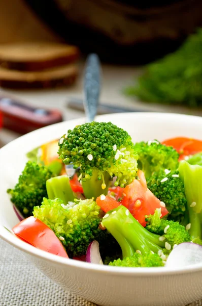 Grüner Salat mit Brokkoli, Tomaten und Sesam — Stockfoto