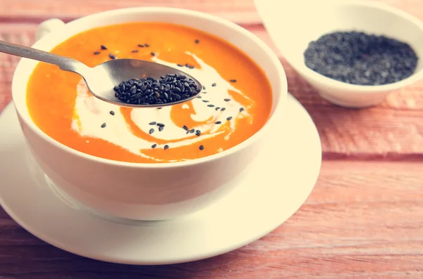 Domates, biber, yoğurt ve siyah susam ile kabak çorbası